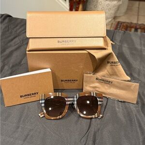 Burberry Kitty BE4364 396713 Sunglasses. NWOT & FULL INCLUSION